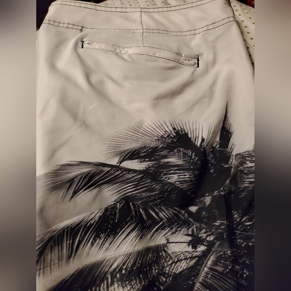 Old Navy California Board Shorts black and white - Picture 9 of 12